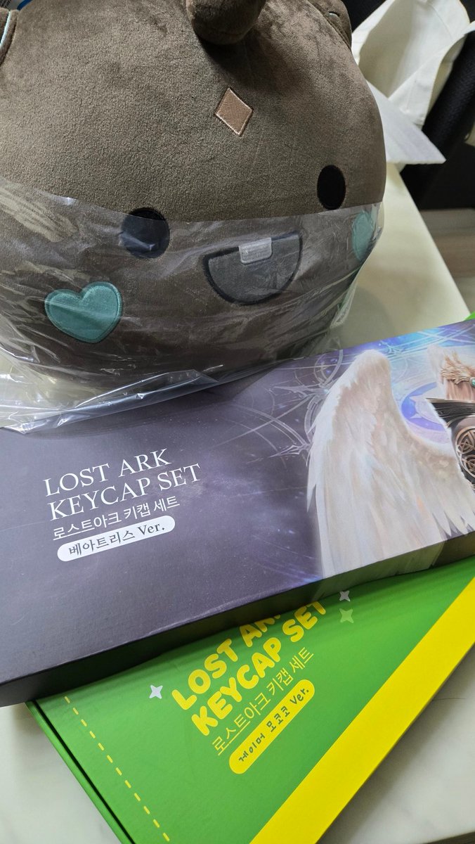 sns 공유 이벤트 당첨된거 왔어요 
베아트리스 키캡!
공모전으로 받은거 때문에 키캡이 두세트가 됐따