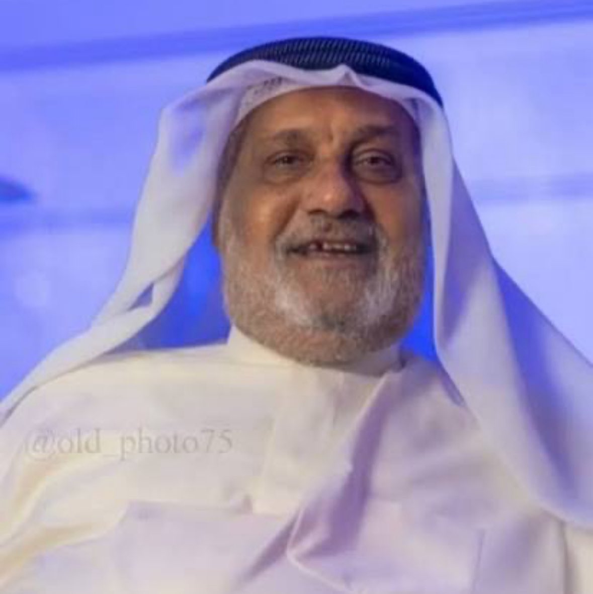 ما رأت عيني من ذي قلبٍ ينهدُّ خشوعاً، ويذرفُ دموعاً لسماعه القرآن ما رأيت من هذا الأستاذ المربي، وكنت حينها أتساءل:ماذا حوى ذلك القلب من المحبة لربه حتى يلينَ لكلامه خاشعاً متصدعاً؟! والحقيقة أن يُقال:ما لقلوبنا لا تلين لكلام ربها وقد خرَّت له الأركان سجوداً؟!
رحمه الله وغفر له🤲🏻