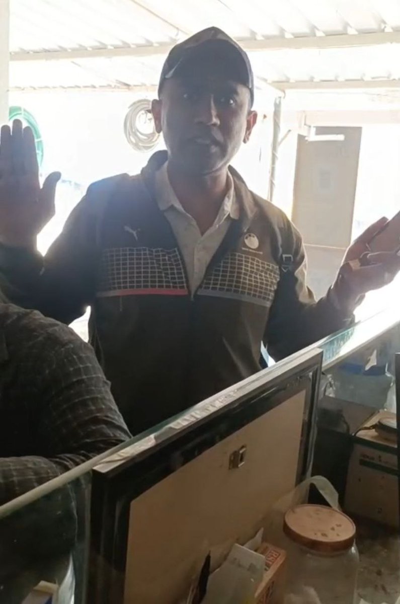 <a href="/KotakBankLtd/">Kotak Mahindra Bank</a> <a href="/udaykotak/">Uday Kotak</a>  Please refer to the visit video link mentioned, where your executive is speaking loudly to the customer in a public place.

Video Link # youtube.com/shorts/_Fa0MGO… # youtu.be/oQiO-IxqTJE
@Kotak 

Card ending #6558 FYI <a href="/RBI/">ReserveBankOfIndia</a>  

The customer has requested