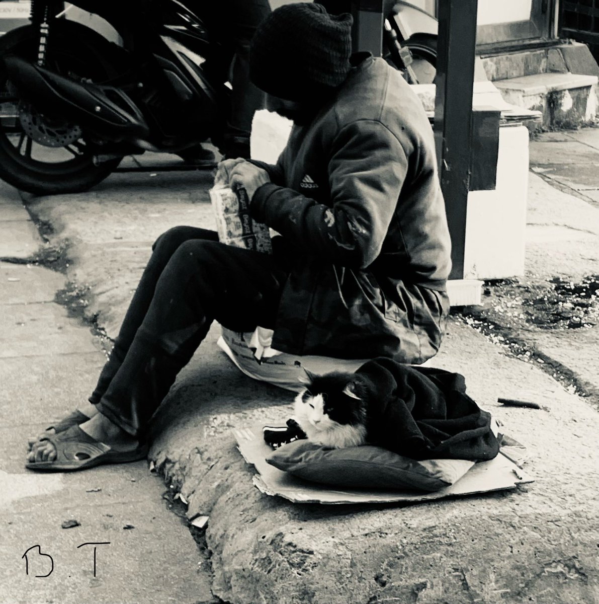 Yokluğu paylaşmak…