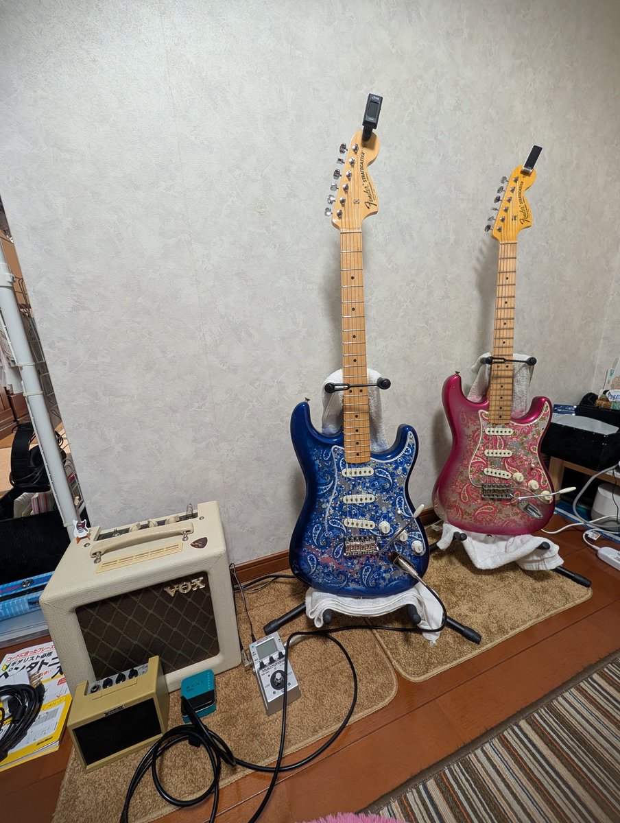 アクリル ストラト ペイズリー柄のストラト2本 フラッグシップ東京限定発売のMIJ