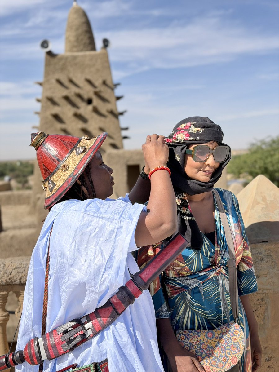 Tombouctou Idjé🥰❤️❤️

À chaque coin de rue de Tombouctou, on me pose la même question :
« Tu es encore là ou tu n’es jamais partie ? »
On est tellement habitué à me voir dans cette ville que certains pensent que j’y suis toujours.