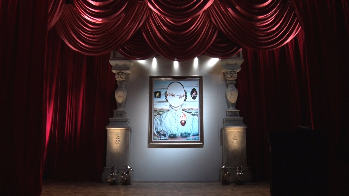 bunshin_doron's tweet photo. 12/21(日)16:00〜放送の #分身のビ術

スタジオセットに画家・榎本マリコさんの作品を使用させていただきました。
 
空洞の顔が、番組のテーマである「分身制作」ともどこか重なって見えます👥 https://t.co/0aduRCcCcp