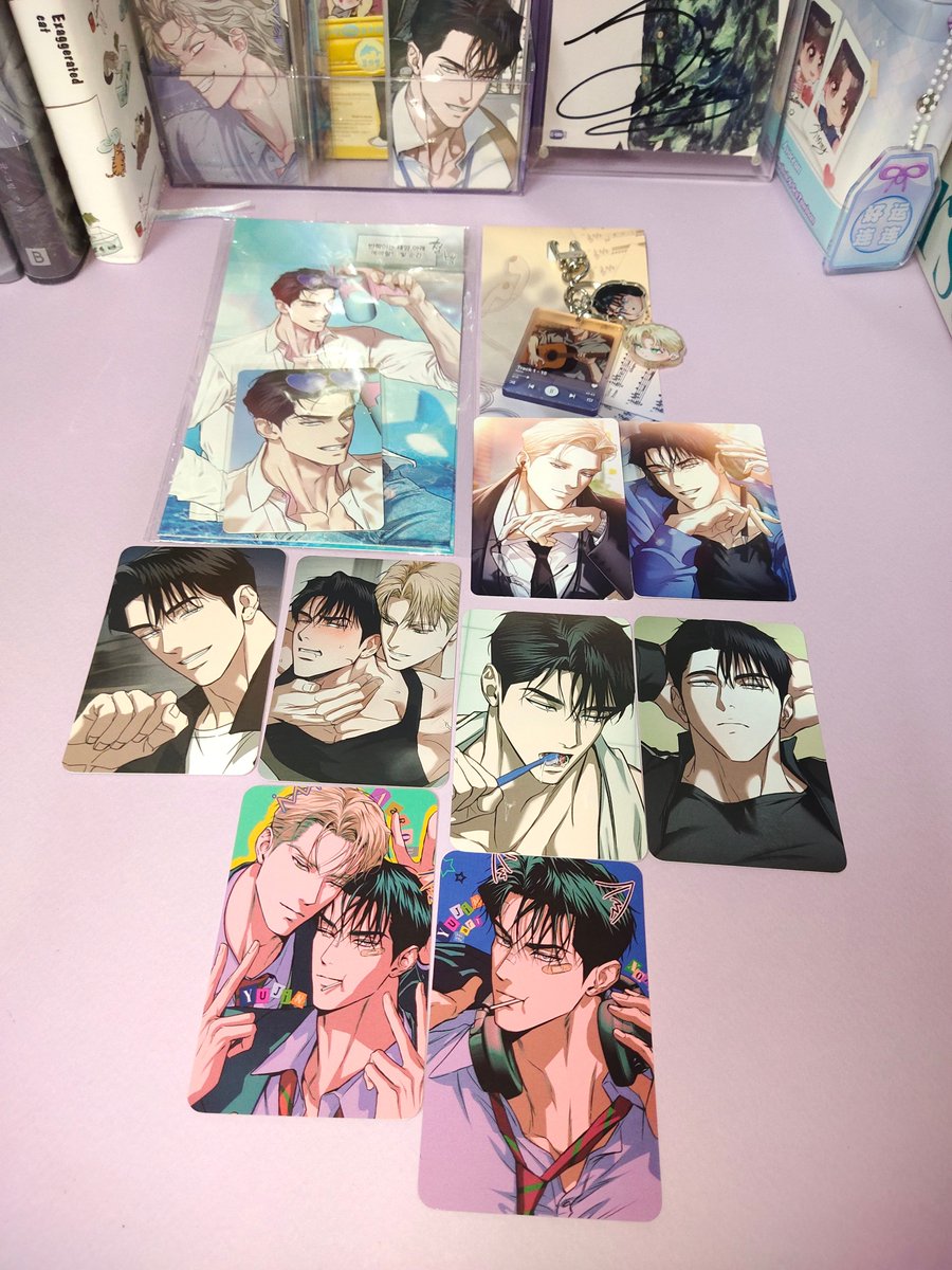Ssayaoiii's tweet photo. Only bought 2 packs, and all got a secret each!
#flashlightmanhwa #Flashlight #AaronHunter #YujinHart #Yangma https://t.co/kdns8kxs6H