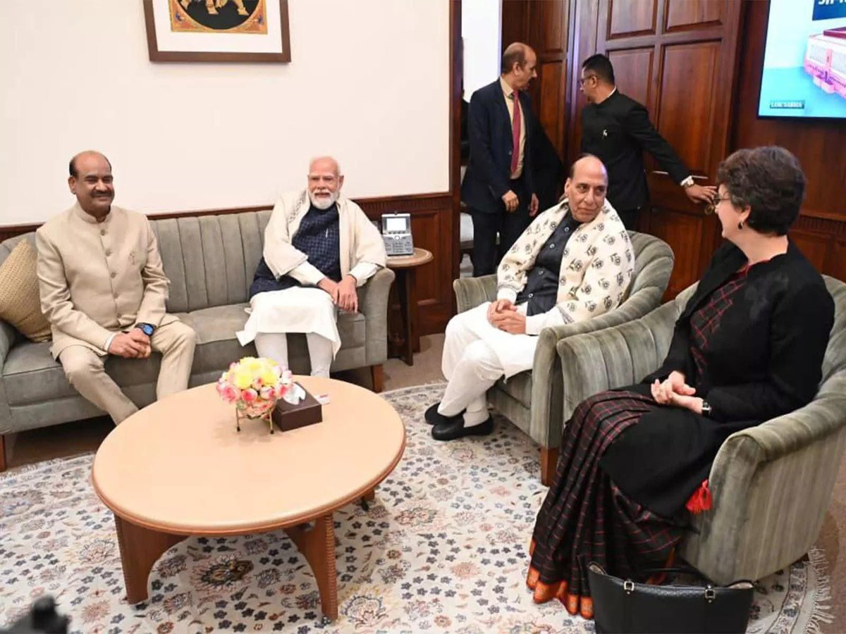 Kumari_Selja's tweet photo. कल शाम संसद के शीतकालीन सत्र के समापन पर माननीय श्री ओम बिरला जी द्वारा आयोजित चाय बैठक में प्रधानमंत्री जी श्री नरेंद्र मोदी, श्रीमती प्रियंका गांधी वाड्रा जी सहित विभिन्न दलों के नेताओं के साथ संवाद में शामिल हुई।

अपेक्षा है कि आगामी सत्रों में सरकार विपक्ष की आवाज़ को भी समान सम्मान दे और देश से जुड़े ज्वलंत मुद्दों पर गंभीर, रचनात्मक चर्चा सुनिश्चित हो।