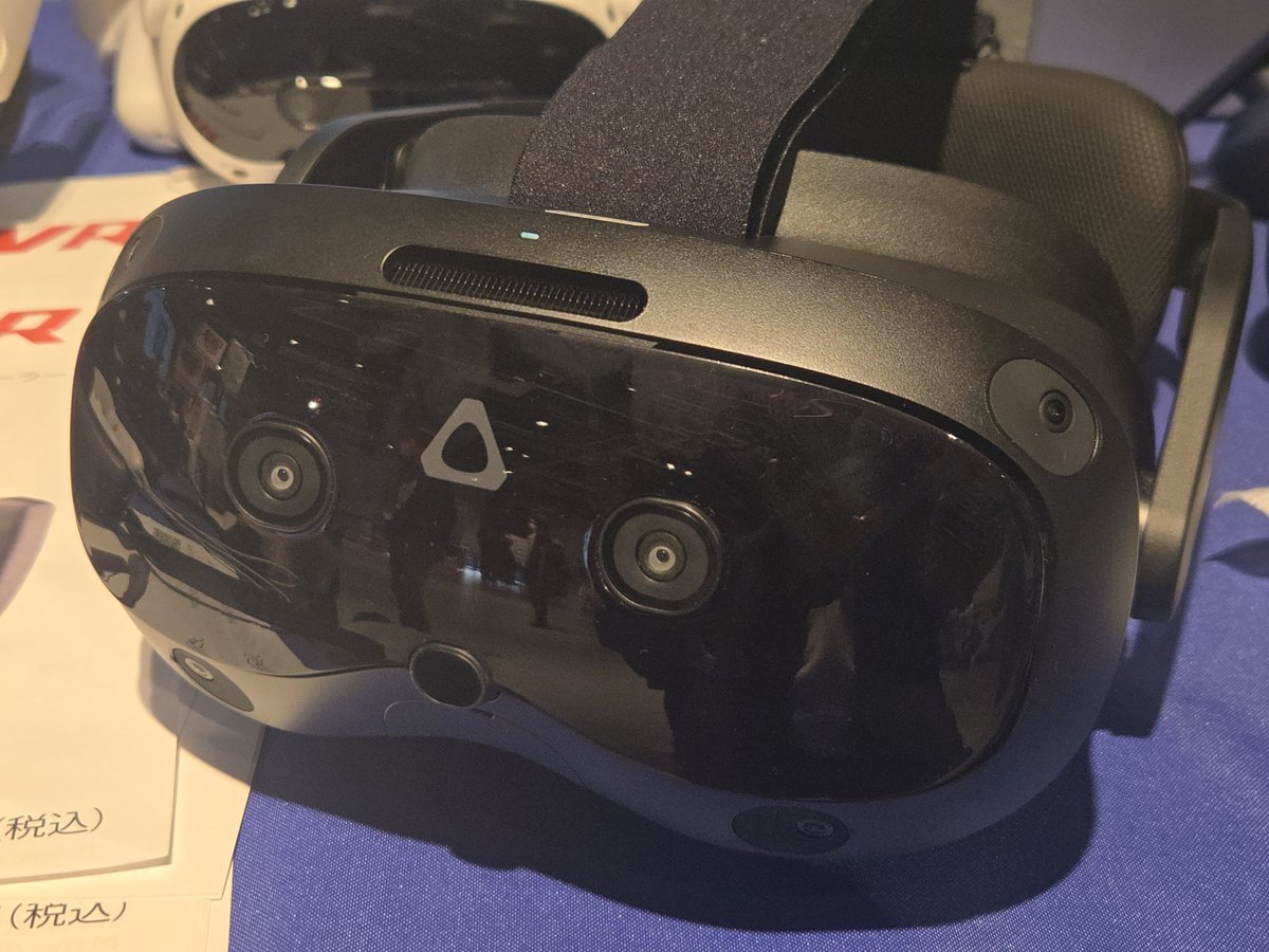 akiken_vrc's tweet photo. #アストネス
#メタとら

VIVE Focus Vision 体験!!
つけ心地いいね。
IPD調整自動でうぃーんって調整されて面白いね https://t.co/ViAPx2KnVl
