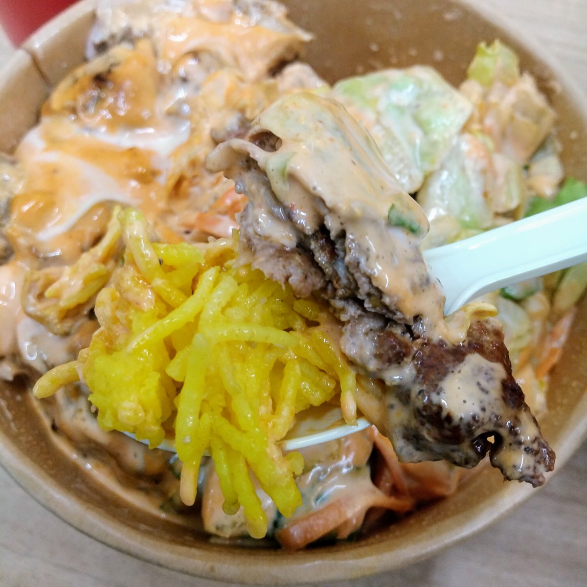 worcus's tweet photo. そんなワケでミスタードネルの『ライスケバブ』じゃい❗
画像じゃ分かりにくいけどケバブ肉が凄い量でズッシリした重さ‼明らかに肉がライスよりも多かったw
てかケバブのお肉が表面こんがりしてるのに柔らかくてメチャうま！！！甘口のソースも肉とターメリックライスに合っててかなり美味い‼😋 https://t.co/mra1ffzu5s