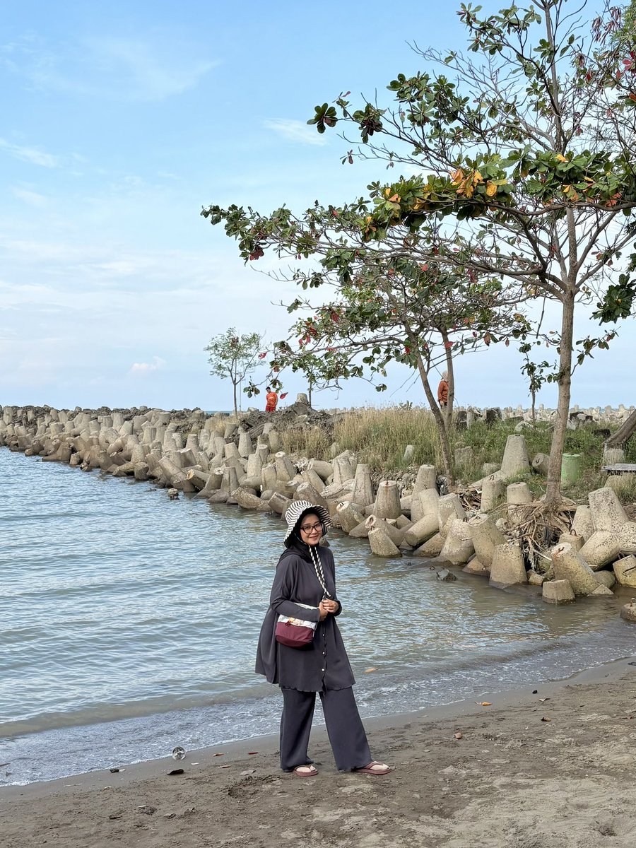 hagiandibu's tweet photo. Weekend selalu menyempatkan pulang ke Indramayu dan milih main ke pantai. 

anak sm suami main air, ibu nya foto2 lah🙂‍↔️📸￼ https://t.co/7PnYr9N52q