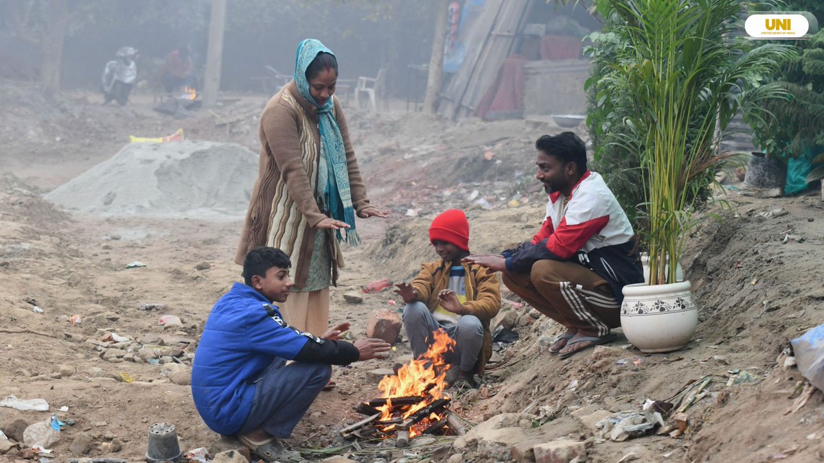 uniindianews's tweet photo. In Photos | In the morning, amid dense fog, people were seen heading out carrying firewood for bonfires, while others lit fires to seek relief from the cold.
📸: Prem Singh / UNI
#Noida | #NoidaNCR | #DenseFog | #Bonfires | #Winter https://t.co/27l2xjj1hG