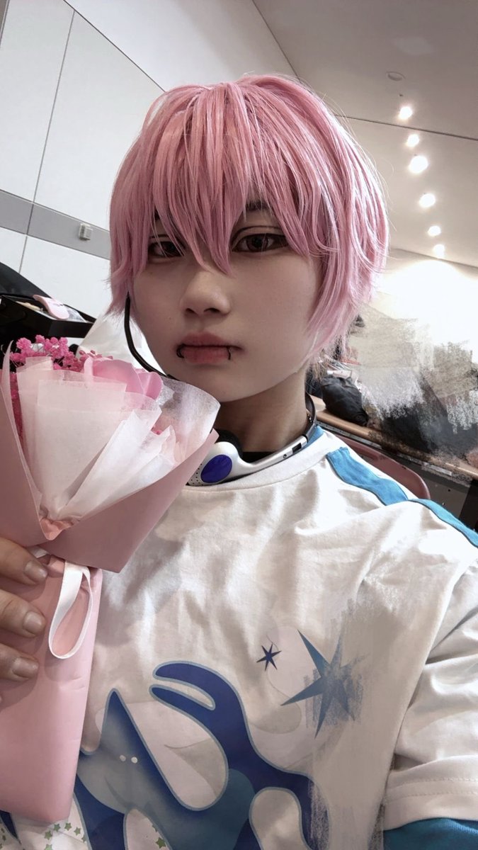 0218_cos's tweet image. 무대 끝났어요. 꽃다발 준 디푸 오빠 고마워🥹