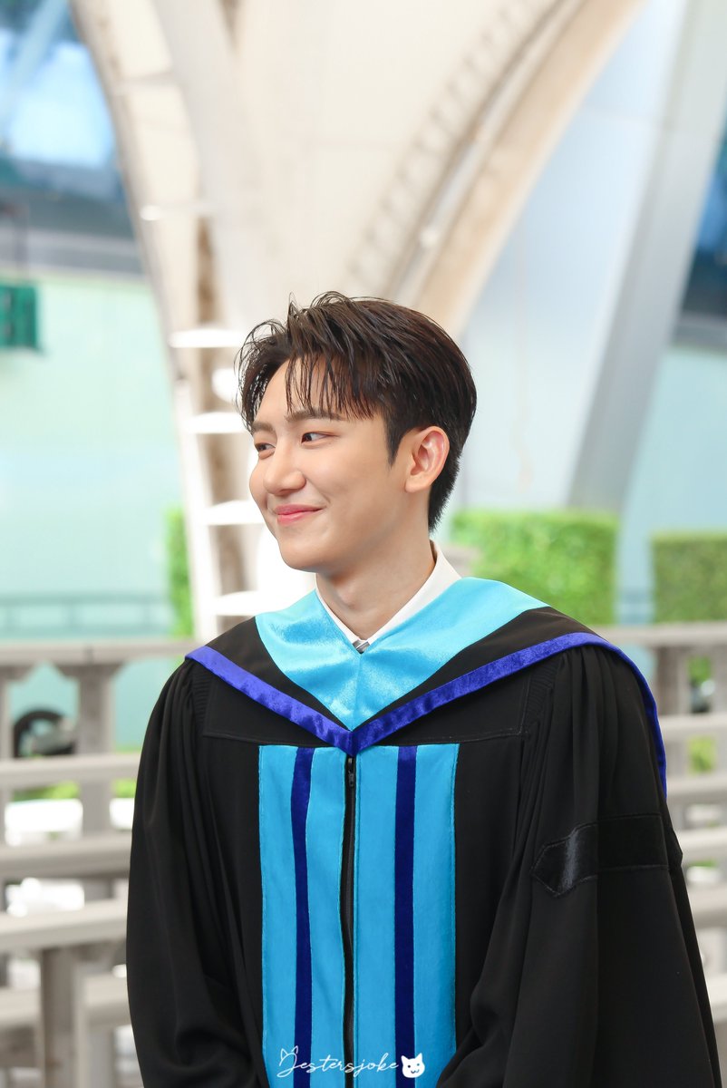 JestersJoke's tweet photo. ㅡ Congratulations ~🥳 💙
ยินดีด้วยกับคุณบัณฑิต น้ำตาจะไหลในที่สุด! รอที่จะไปงานรับปริญญาเติ้ลมาตลอด เห็นตั้งแต่วันแรกเลย แกเก่งมากๆ ละอย่างหล่ออะ 

#TitleOfficiallyGraduated
#titlekrt https://t.co/RJzBXVSvpC