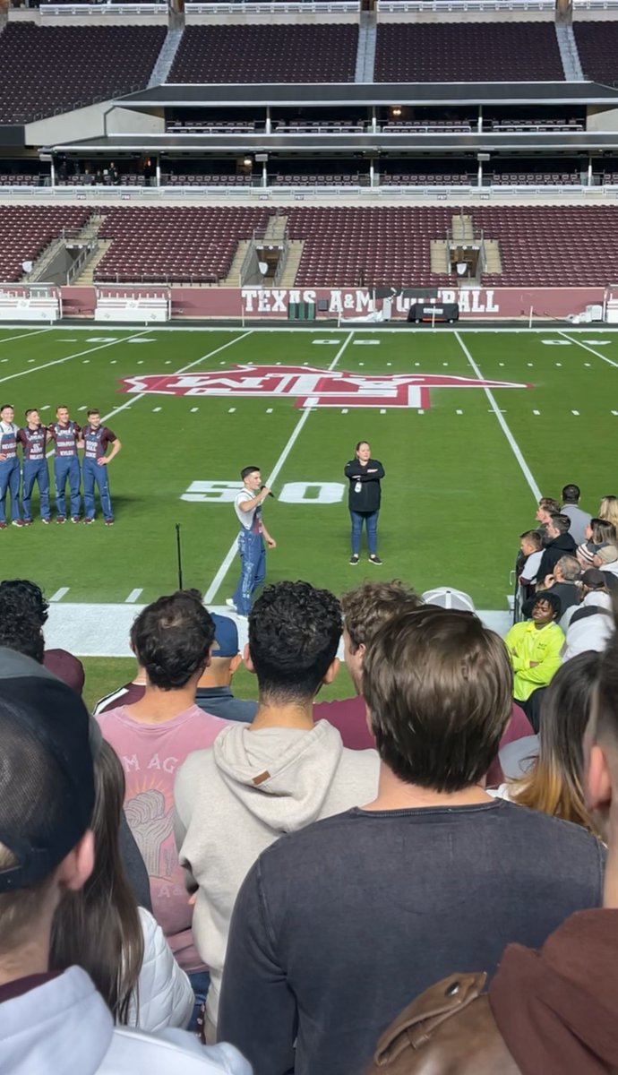 fullbackmotion's tweet image. This midnight yell shit is sooooo gay