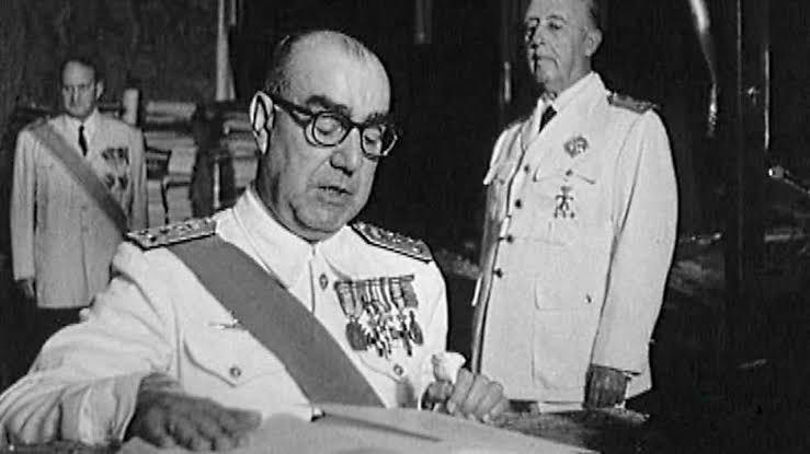 Carrero Blanco fue un honrado y excelente servidor público. Austero, brillante, leal y patriota. Un caballero cristiano asesinado minutos después comulgar, por los que hoy mantienen en el poder al más indigno gobernante que ha conocido España.

Luis Carrero Blanco PRESENTE