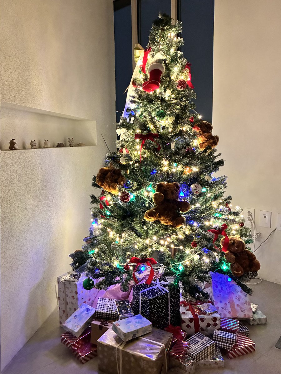 안녕하세요 예평입니다.
크리스마스를 준비하여 아이들과 어른이들이 같이 즐길 수 있는 이벤트를 만들었습니다. 크리스마스 당일까지 한정수량으로 방문하셔서 가게에서 차를 즐기는사진을 리뷰로 작성하시고 직원에게 보여주시면 선물 상자를골라가실 수 있습니다.
2025년 마지막을 다같이 즐겨봐요