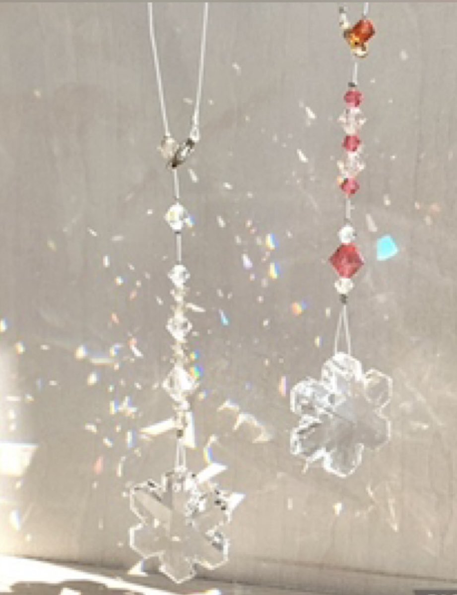 tokimekinancy's tweet photo. 明日はこちら🎪
tokimeki lab今年最後の出店は　「colorfulマルシェ」 @colorful_march 

今年頑張った自分へのご褒美にサンキャッチャーはいかが？

世界一のと言われるスワロフスキーのクリスタルで、私が心を込めてお作りしました。
キラキラクリスタルと美しい虹の輝きにときめいてください💎🌈✨ https://t.co/tyOKFNTzhd