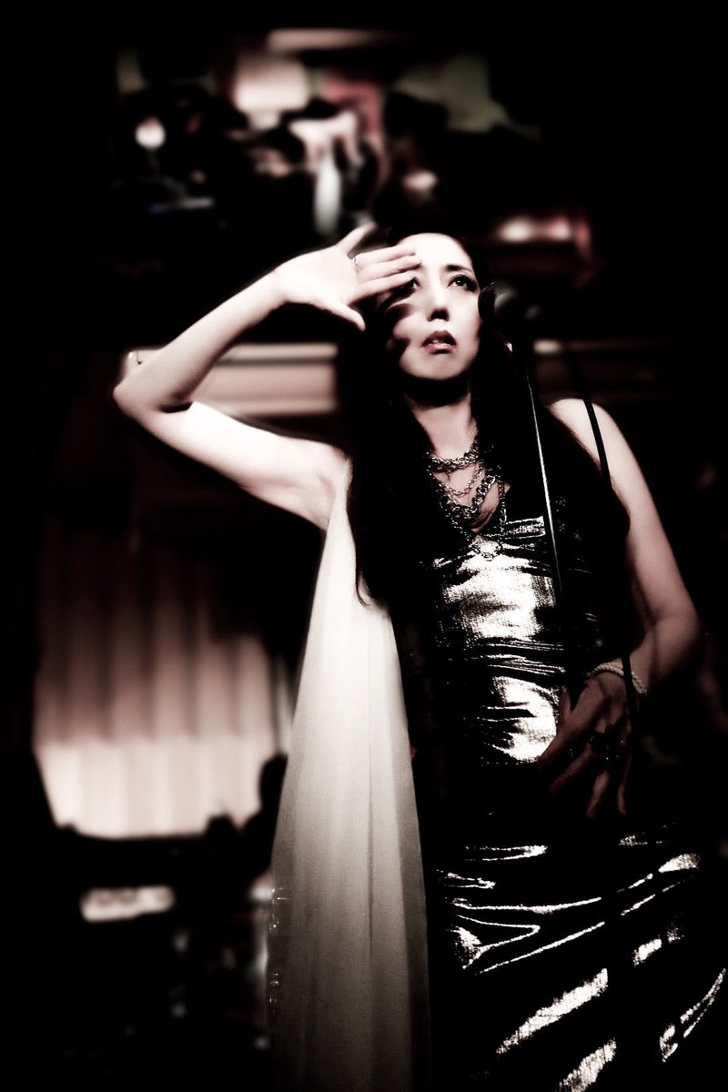 mayLuneRouge's tweet image. 【今年振り返り】
11月VVVライブの私。
BlueSpiderLilyの曲でブレードランナーをオマージュした1場面♪

アール・デコが大好きな私には、この曲は本当に胸躍る挑戦💖
この日はSF目線のネオ・メトロポリスを創造♪
今年もBlueSpiderLilyをありがとう〜！
感謝✨↓
#VVV
#joshsurface 
#delphy