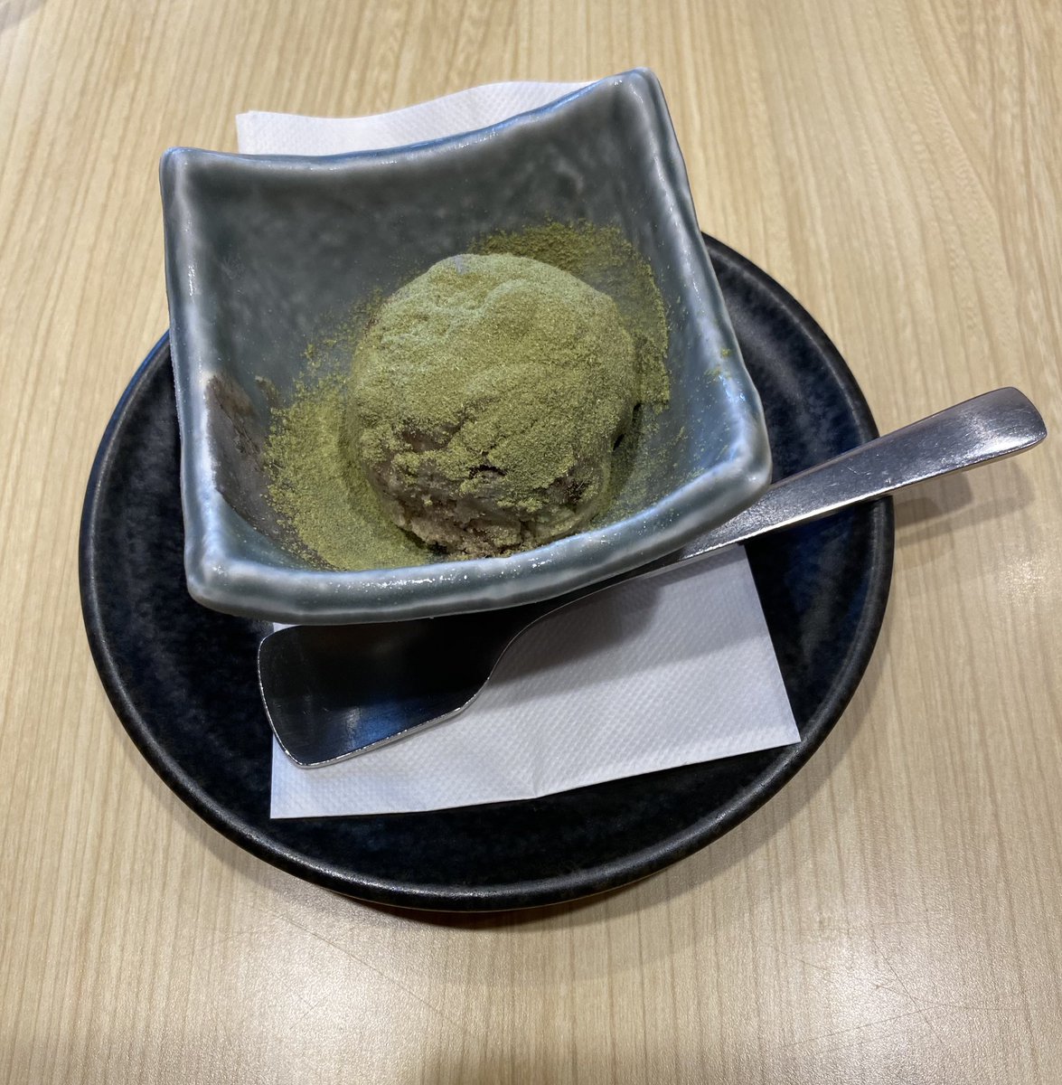 新潟のソウルフードと聞いたタレカツ丼からいただきました！
甘めのソースでご飯が進みます！
デザートの笹団子アイスももっちりして旨い！