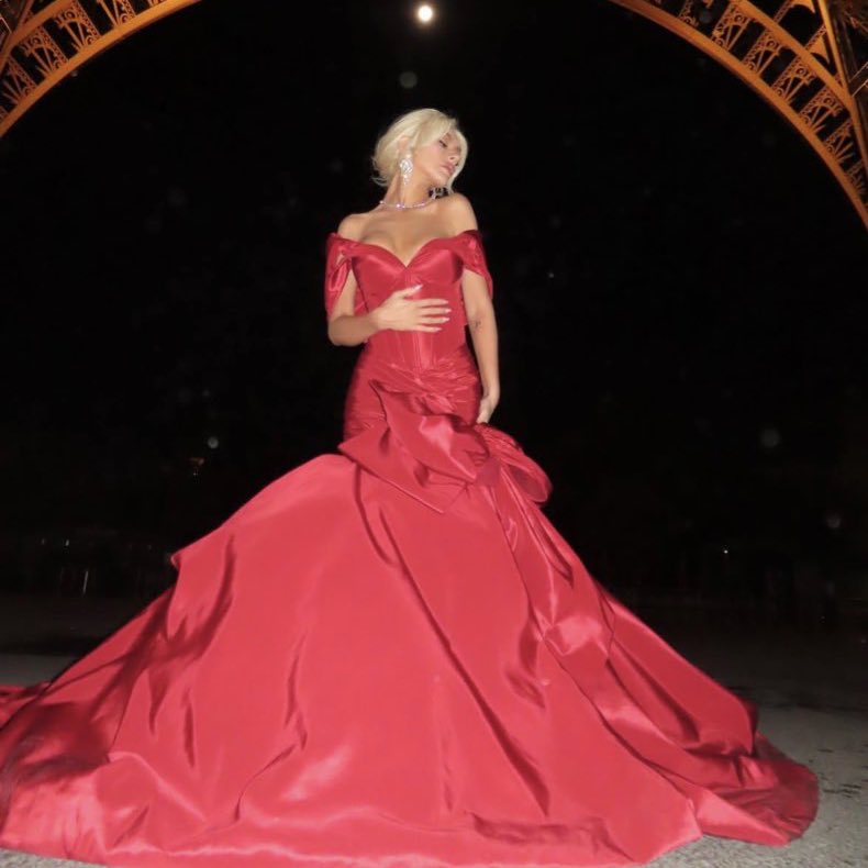 XtinaLoverr's tweet image. Christina Aguilera’s Christmas in Paris has entered Apple Music’ 🇺🇸 Top Albums All Genres Chart at #195.