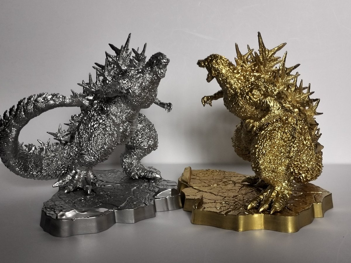 【ドンキ・ホーテ限定】ゴジラ デスクトップゴールド&シルバー お正月準備始めました。 …って気分になるドン・キホーテの限定ゴジラ