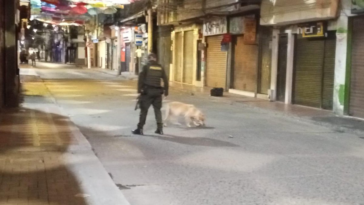 Gracias a la OPORTUNA respuesta e intervención de <a href="/PoliciaColombia/">Policía de Colombia</a> y toda la fuerza INSTITUCIONAL DE IPIALES se logró verificar maleta sospechosa en el centro de la Ciudad. Recomendamos a la ciudadanía informarse de fuentes oficiales.