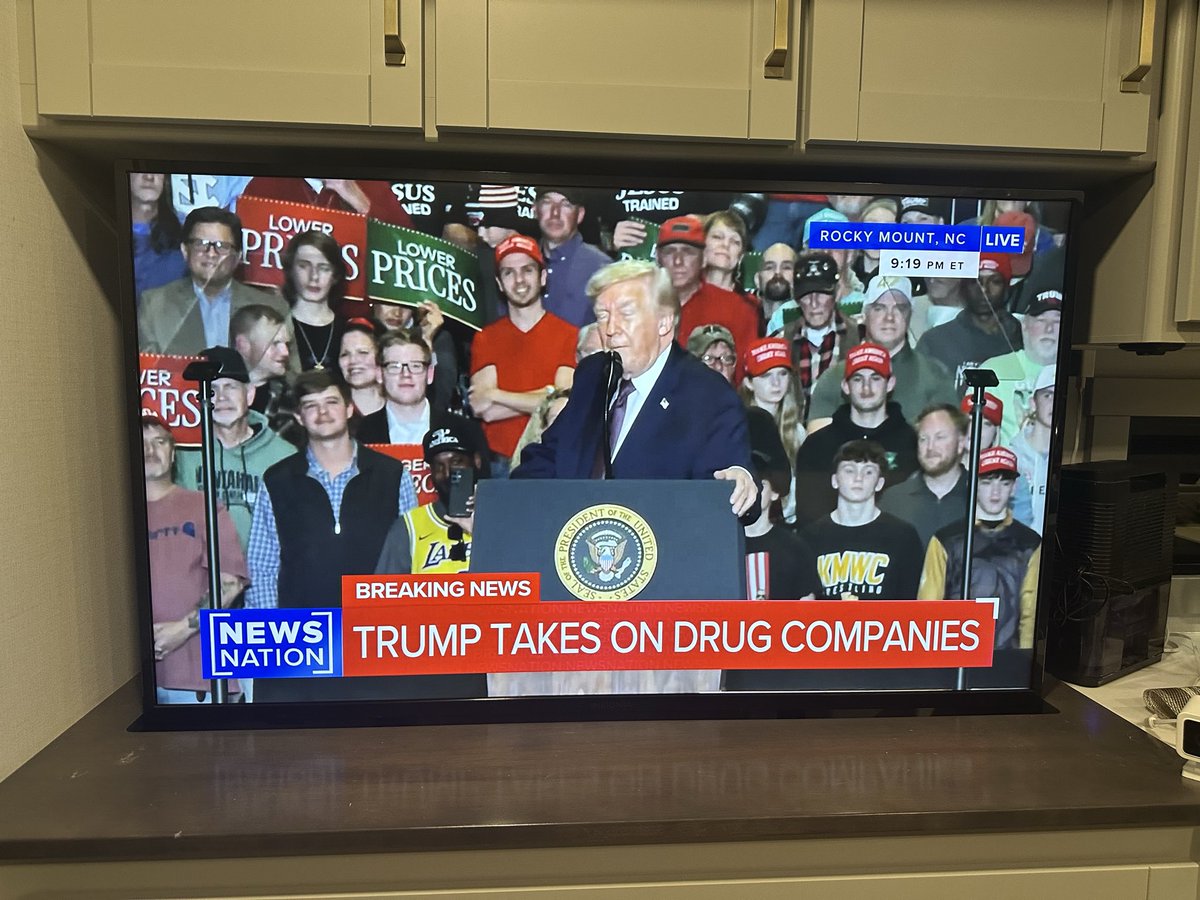 damonrussel's tweet photo. Watching Trump rally on TV and I think they must be selling the front-right spot next to the two young boys. Different men keep popping up with a sign a for a couple minutes before being switched out for the next guy. They went through 4 or 5 guys between 9:10 and 9:22. LOL https://t.co/BdhL1P4d3M