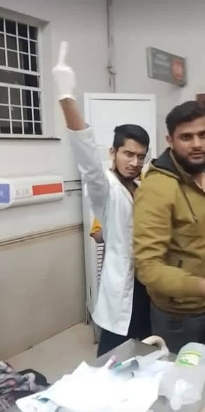 ShahidHussainJM's tweet image. نشتر ہسپتال ملتان  میں مریضہ خاتون وفات پا گئی ۔ورثا نے احتجاج کیا اور الزام لگایا کہ یہ ڈاکٹر مریضہ پر توجہ دینے کی بجائے  موبائل میں مصروف رہا جس کی وجہ سے مریضہ کی وفات ہو گئی ۔  جس پر ڈاکٹر نے وہیں وفات پانے والی مریضہ کے ورثا کو  نازیبا اشارہ کیا جس کا ویڈیو  /کلپ  بن گیا ۔…