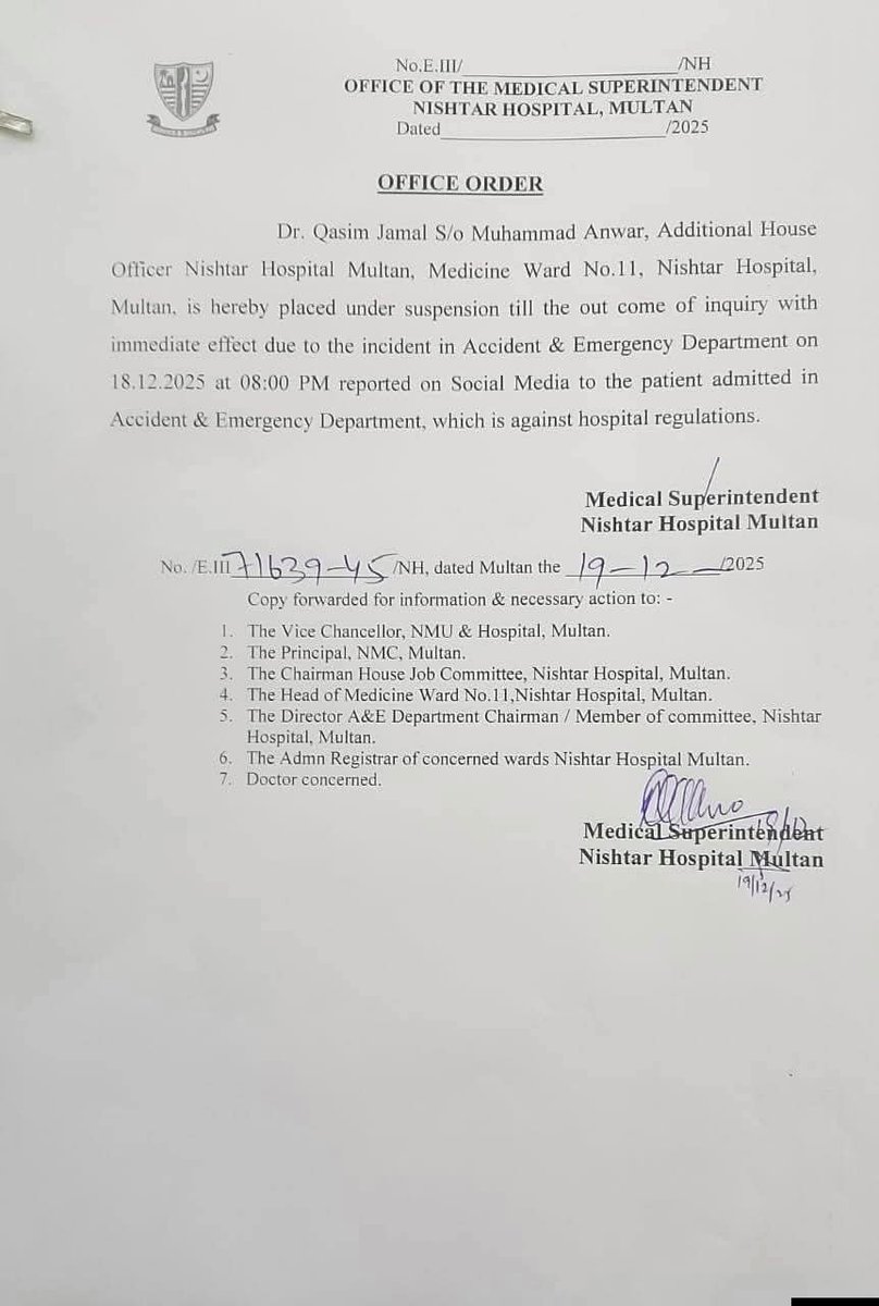 ShahidHussainJM's tweet image. نشتر ہسپتال ملتان  میں مریضہ خاتون وفات پا گئی ۔ورثا نے احتجاج کیا اور الزام لگایا کہ یہ ڈاکٹر مریضہ پر توجہ دینے کی بجائے  موبائل میں مصروف رہا جس کی وجہ سے مریضہ کی وفات ہو گئی ۔  جس پر ڈاکٹر نے وہیں وفات پانے والی مریضہ کے ورثا کو  نازیبا اشارہ کیا جس کا ویڈیو  /کلپ  بن گیا ۔…