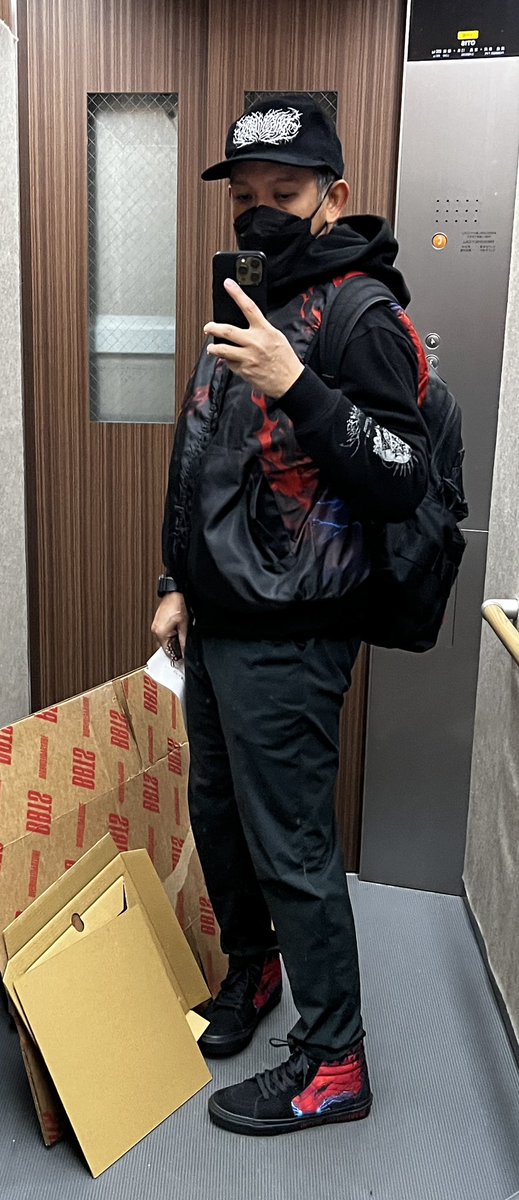 今日のお出かけ格好❤️‍🔥🦊🤘🏽🖤❤️💙
#BABYMETAL <a href="/BABYMETAL_JAPAN/">BABYMETAL</a> 
#Vans <a href="/VANS_JAPAN/">VANS_JP</a> 
#abcmart #ABCマート <a href="/ABCMART_INFO/">ABC-MART（ABCマート公式）</a>