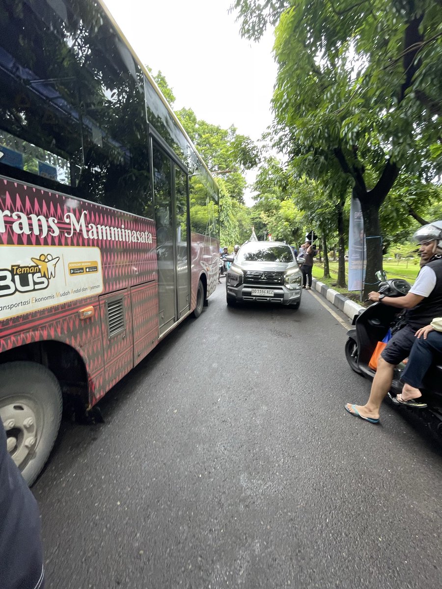 Tol*l‼️
DD 1184XCZ
Berhenti lama ngobrol sama rombongab anak2 muda tepat sebelum halte bus. 2x bus yang mau ke halte kesusahan mau minggir dan yang ini berhenti ditengah jalan.
Orang kalo punya mobil, harus punya otak juga lah. Ini public service‼️
#fessmakassar #infomakassar