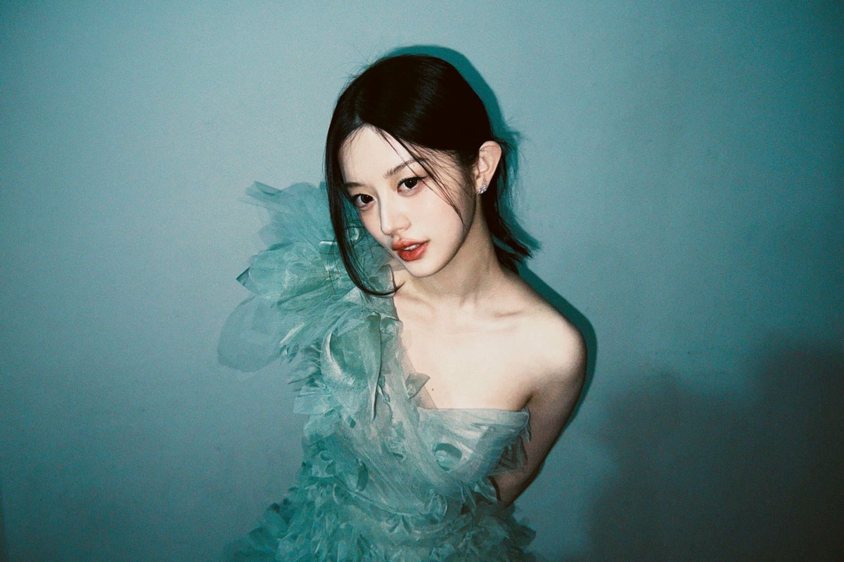 minjunetic's tweet image. JUST CRAZY LOOK AT HER OMG