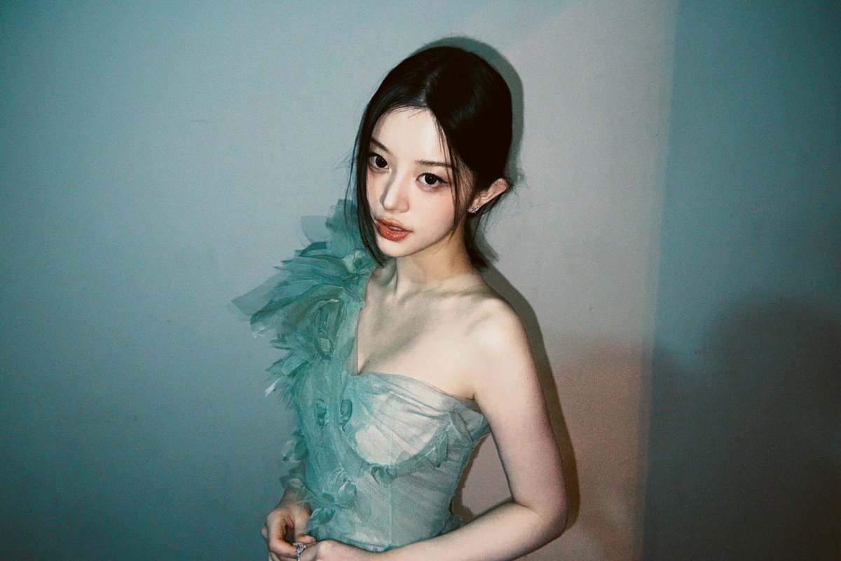 minjunetic's tweet image. JUST CRAZY LOOK AT HER OMG