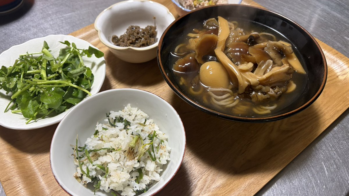 taba_maguro's tweet photo. 本日のマルチワーカー。
今日は舞茸食堂！
きのこそばは7種類のキノコが入っていて、ヒラタケが味シミシミでうまいー！
白米ではなく、芹のまぜご飯。
朝、霜が降りていて冬の丹波山になっています。
#丹波山村 https://t.co/SoWb7T34NF