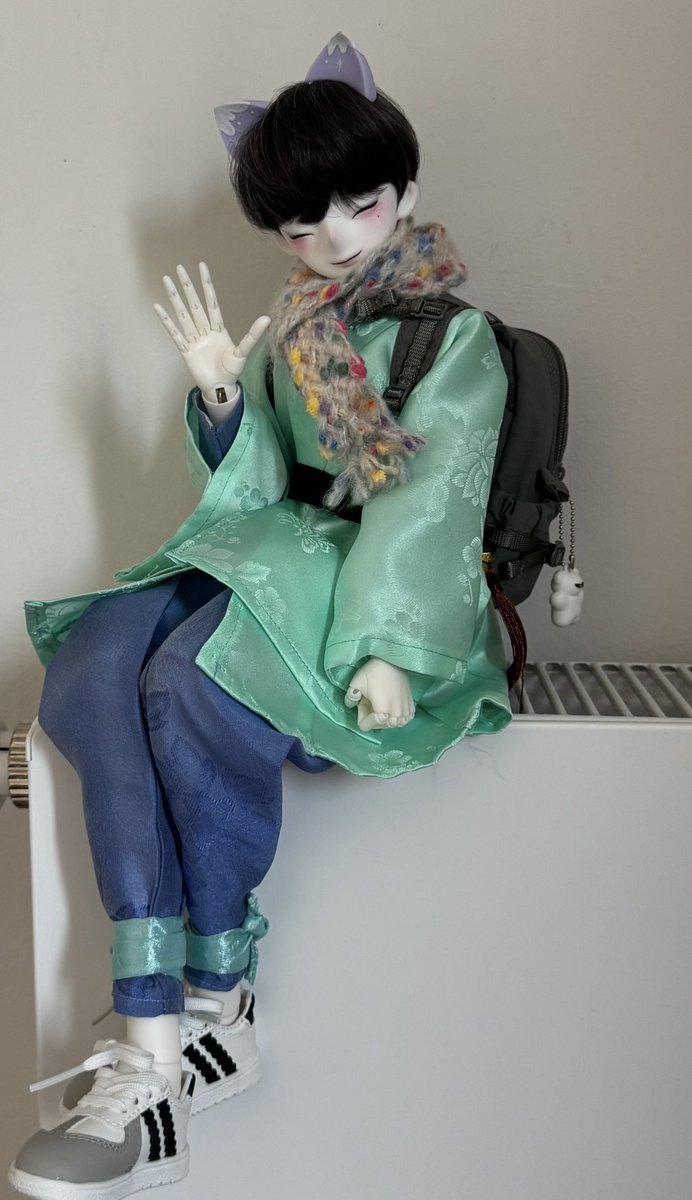 어엇…저희집 엽이도 슬쩍쿵 자랑해봅니다!!! 남자 구미호이고 평상복이 한복이예요☺️
성격은 꽤나 친절하고 다정하지만 뚝심있답니다ㅎㅎ
한복이라면 어떤 색깔이던 잘받는 귀요미예요!
남아도 받으실지 모르겠지만.. 여차저차 자랑이라도 헤헷
사진이 안올라가서 재업합니다^^