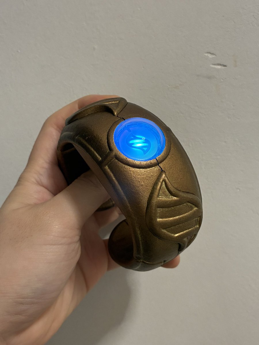shayashi18's tweet photo. 超連動！ポケモン フレンダ メガリング 塗装した〜！
ポケセンのは買い逃したのでDXおもちゃをZAっぽくしてみた…って、見比べたら全然色違うやん笑
ネジとスピーカー穴も埋めて、鋳造っぽく！もう音は鳴らない笑
キーストーンのグラデ塗装もしたかったけどムズすぎ！
#ポケモンZA #PokemonLegendsZA https://t.co/7S7VXnAldr