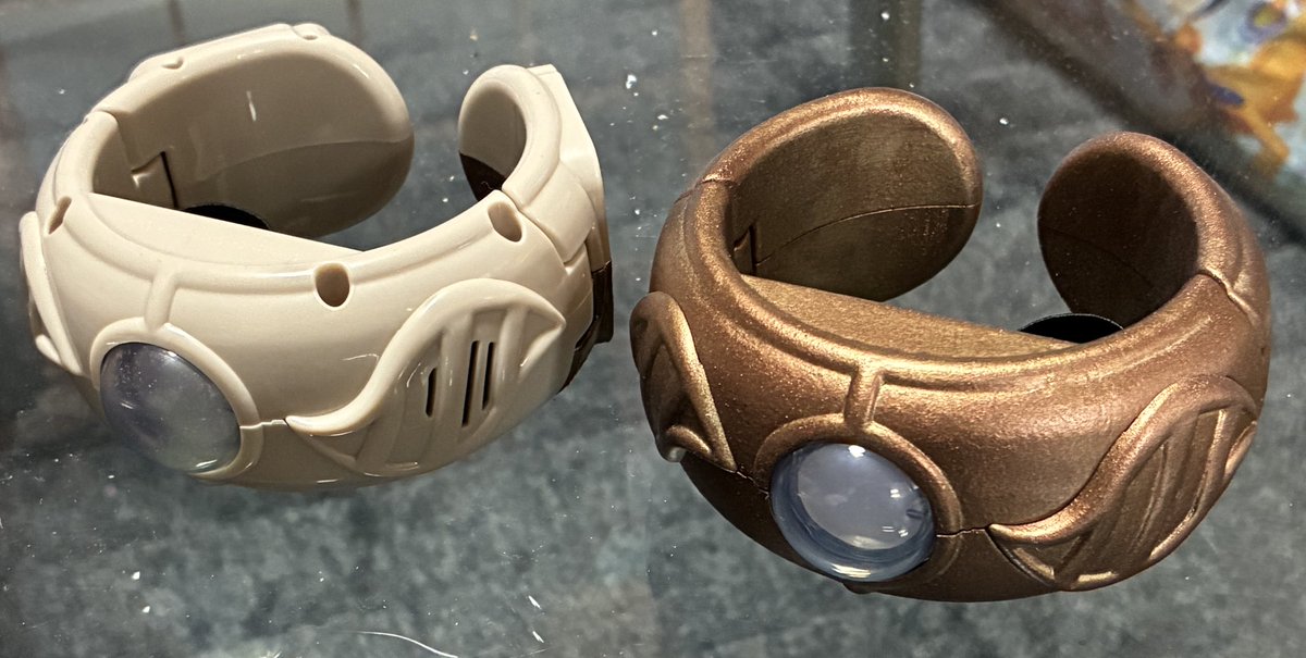 shayashi18's tweet photo. 超連動！ポケモン フレンダ メガリング 塗装した〜！
ポケセンのは買い逃したのでDXおもちゃをZAっぽくしてみた…って、見比べたら全然色違うやん笑
ネジとスピーカー穴も埋めて、鋳造っぽく！もう音は鳴らない笑
キーストーンのグラデ塗装もしたかったけどムズすぎ！
#ポケモンZA #PokemonLegendsZA https://t.co/7S7VXnAldr