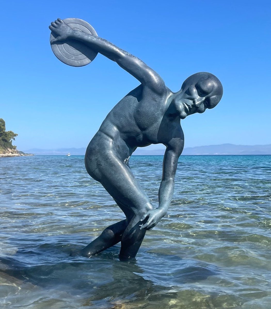 Indie5051's tweet photo. Un artista se ha vuelto viral tras hundir una estatua de Calamardo el Guapo en el océano para hacerle una broma a futuros arqueólogos. https://t.co/MFvANlJjVa