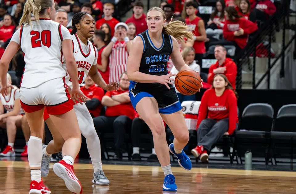 KaylaStidham's tweet image. W vs Fishers #3peat
Mudsock Champs #HCC @HSEGirlsBball @HSEAthletics @FishersEventCtr