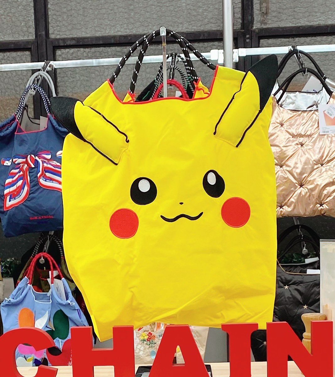 so_nvom's tweet photo. ボールアンドチェーン ポケモン コラボ
オンライン瞬殺だったので直営店へ
とってもお可愛い！ピカチュウ100%のド派手さ😂 https://t.co/qo2oztSj8B