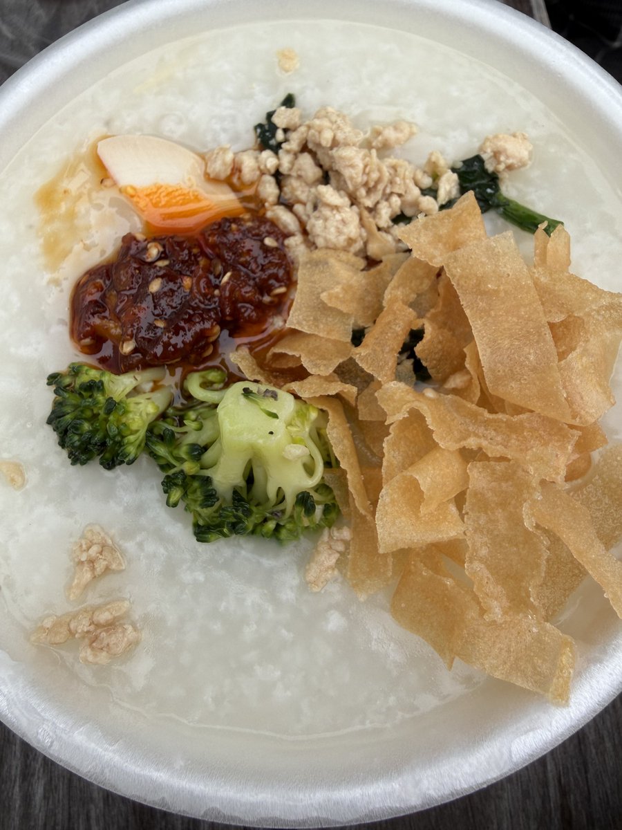 shin_ryohei's tweet photo. オプアリ民に告ぐ

マルシェで何食べるか悩んでる方は #Kobeハイカラキッチン　さんの『中華粥』を強烈にお勧めします！

この後寒空の下、腹の中からあったまる〜☺️
そして何よりめちゃめちゃ美味しい😋✨✨ https://t.co/XyO0gm8Shl