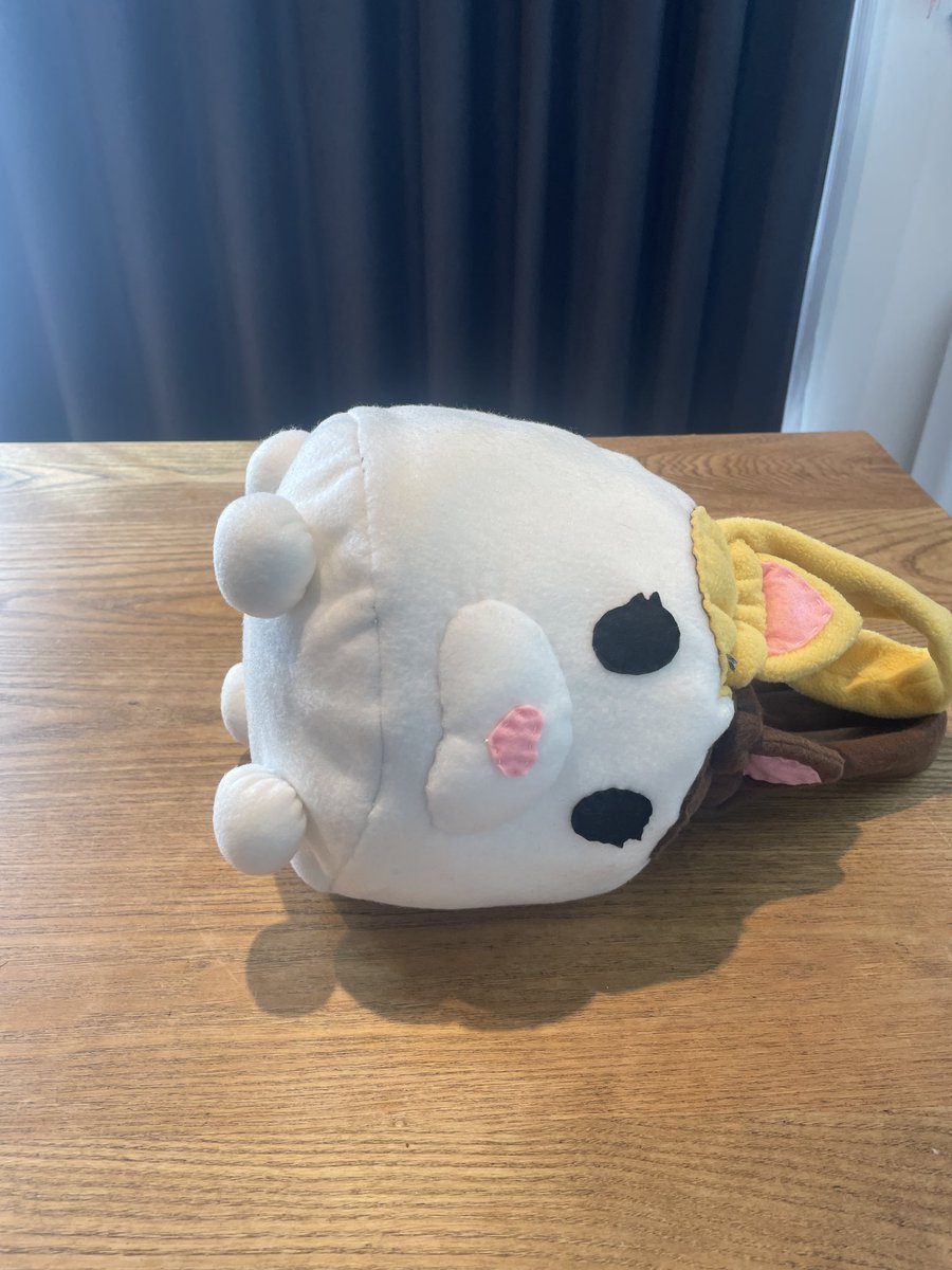 finalfantasyma2's tweet photo. Made some small adjustments to my fat cat bag! It’s a bucket style drawstring bag with cute little peets on the bottom! It’s big enough to fit a wallet, cosmetics and water bottle, the three things I always need in my purse 👛 

#FFXIV #FinalFantasyXIV https://t.co/XmYAu91Q90