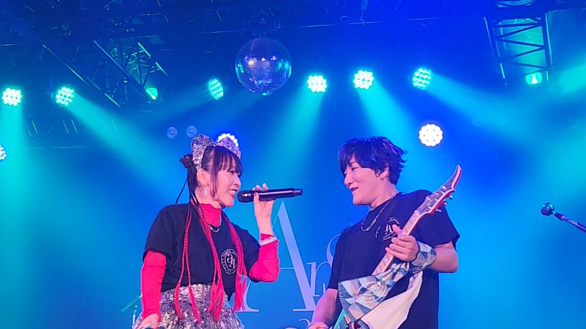 KKN127str's tweet photo. atsukoさんとKATSUさん、みんなが楽しそうにしてる顔がいいって言ってたけど(言ってたよね……？)
我々じぇらっことしてはおふたりが楽しそうにライブしてるのが楽しいっていう相互作用ってコト✨
仕事終わりの身体に染みました！😊
#angela_AnswerTour https://t.co/YQSwsDGvif