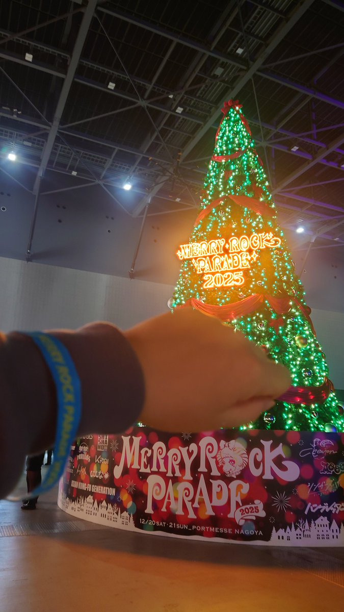 3時間前まで、新千歳空港のクリスマスツリー🎄を見てた女、今から