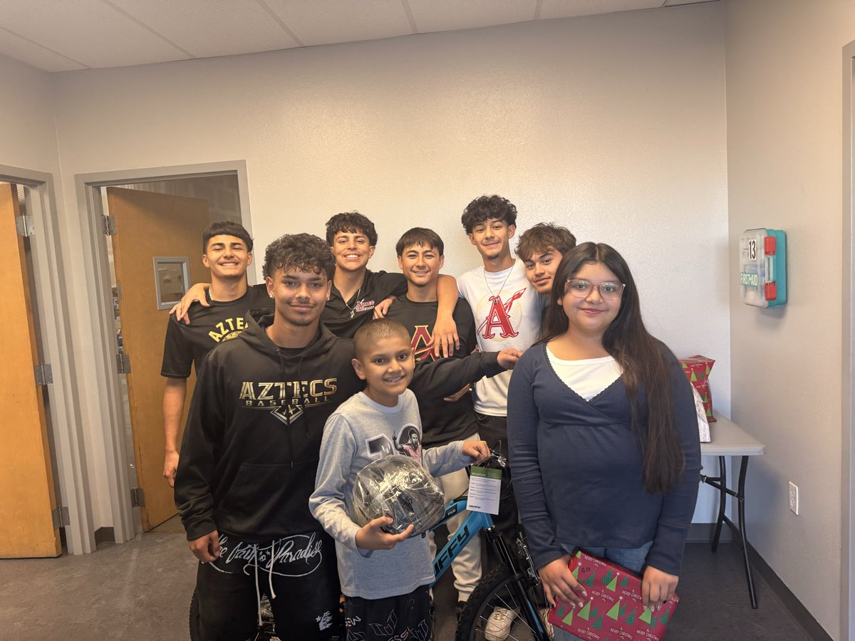 eldo_baseball's tweet photo. Beyond blessed to partner with El Paso Disposal, Eagle’s Treasures in Heaven and Cadence Lending Group. Thank you to our Aztecs for donating over 100 toys that we were able to share with these wonderful families. https://t.co/OQyPVe7bI9