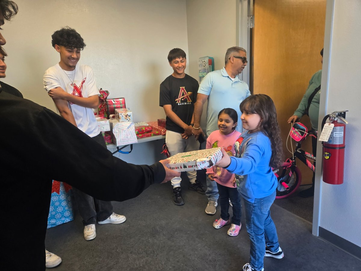 eldo_baseball's tweet photo. Beyond blessed to partner with El Paso Disposal, Eagle’s Treasures in Heaven and Cadence Lending Group. Thank you to our Aztecs for donating over 100 toys that we were able to share with these wonderful families. https://t.co/OQyPVe7bI9