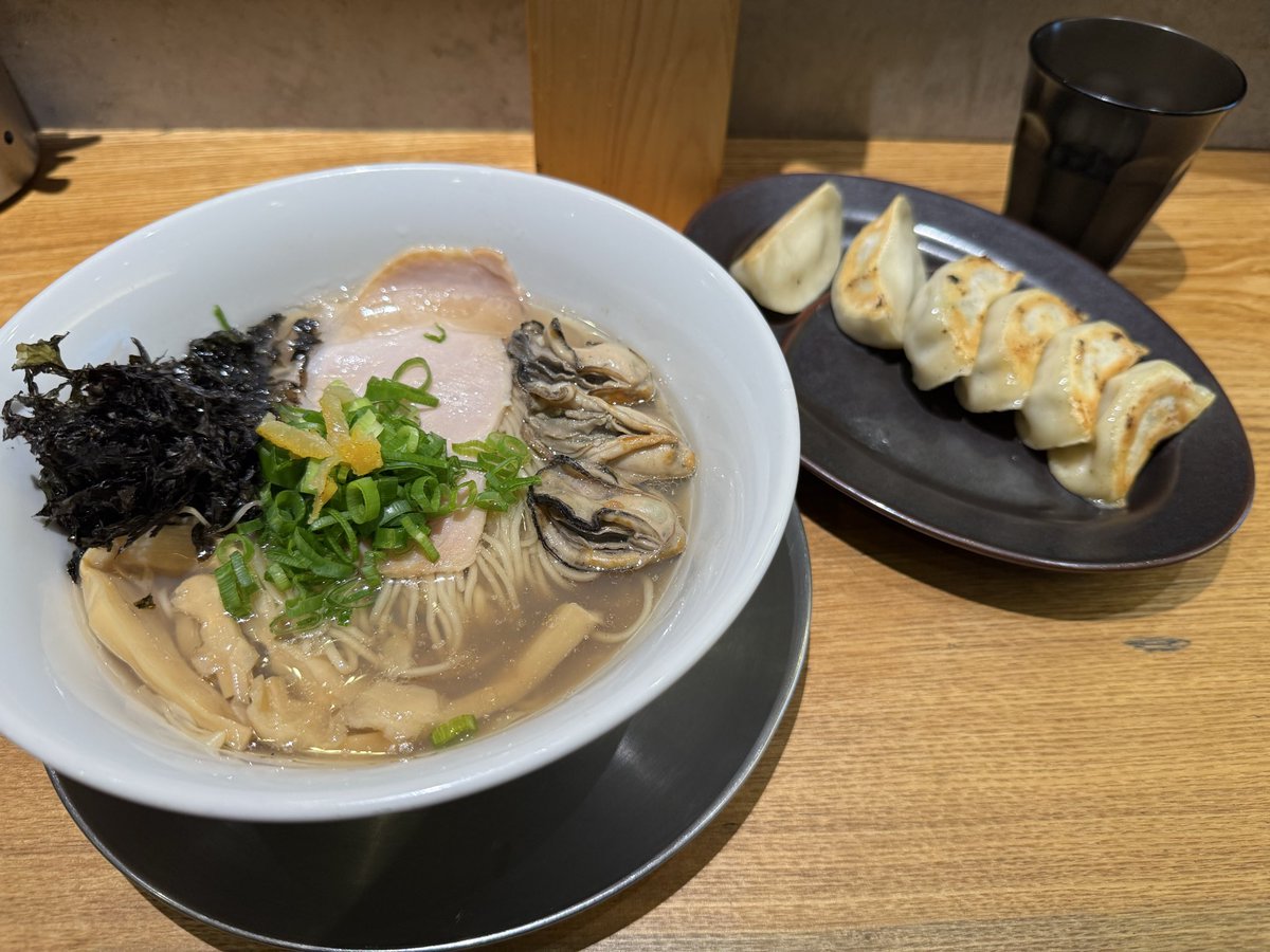 牡蠣そば🦪と皮の厚い餃子🥟
牡蠣そばのスープは牡蠣出汁感じまくりだったわ。