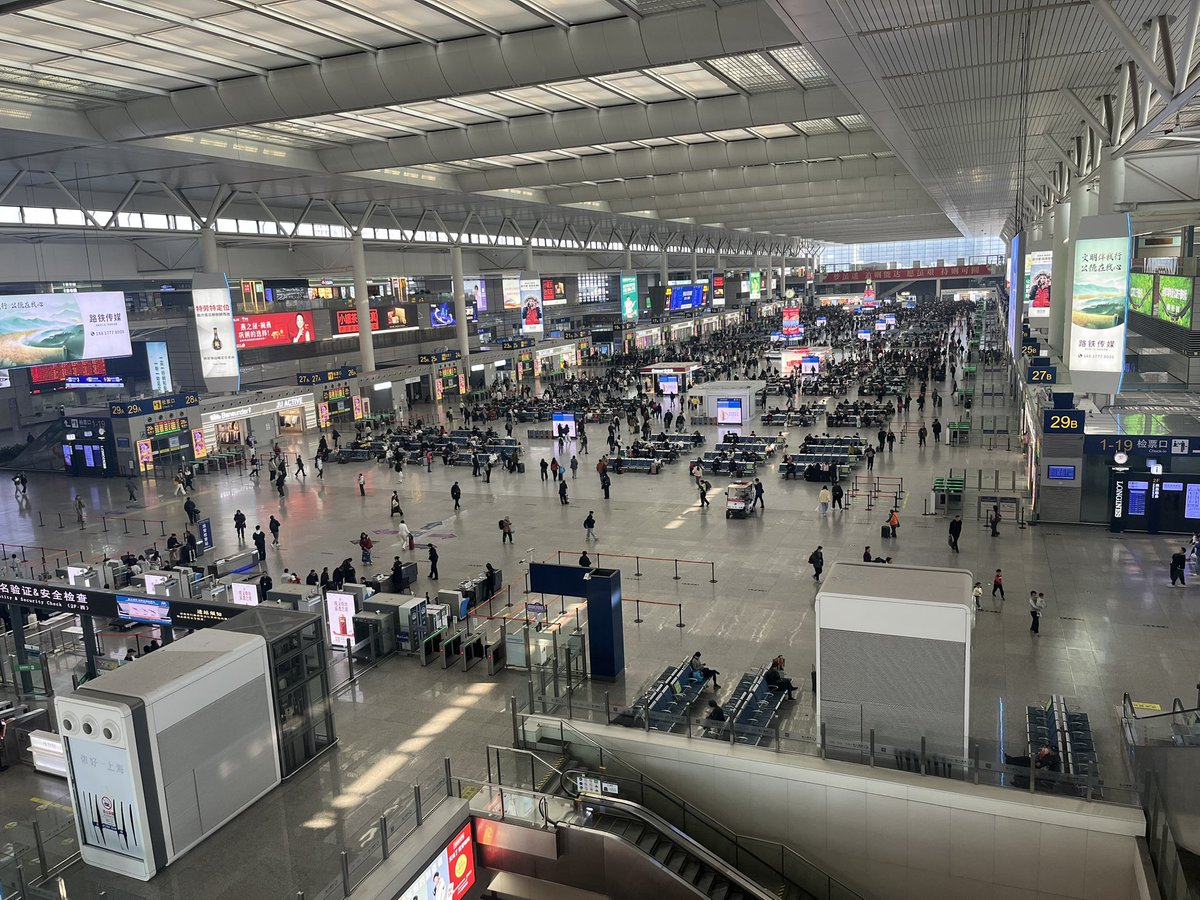 久しぶりの虹橋駅。休日の昼前だからか人は少な目。