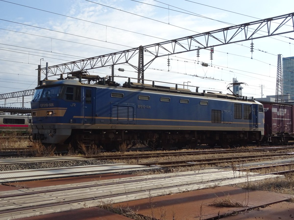 R07.12.20 4061列車。 今日の牽引機はEF510-506。 秋田駅約3分遅れで