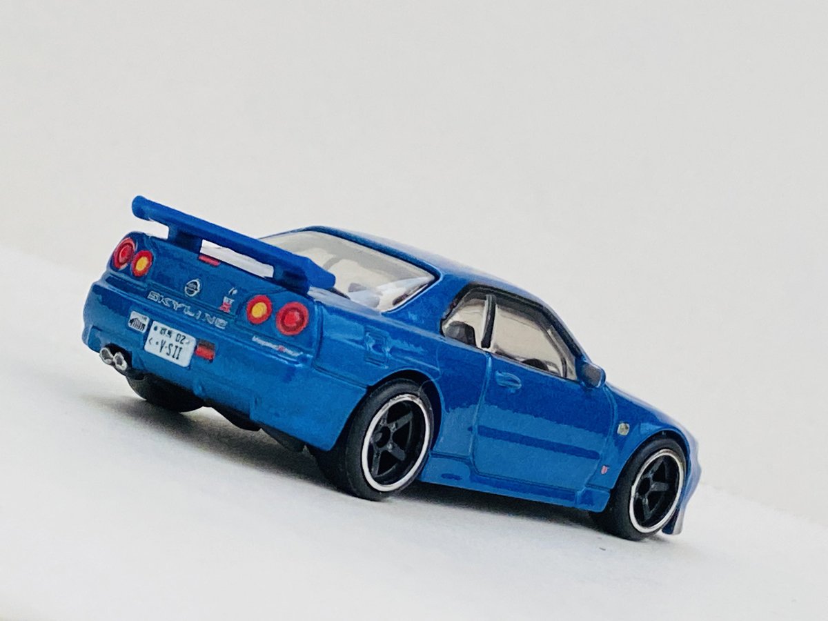 tegman24's tweet photo. ホットウィール R34 GT-R…良い出来ですね！あ���り手を加える箇所もなかったので、ホイール リム部分をメッキ・センターキャップ・ホイールナット塗装しました😂笑
最近のホットウィール の日本車にはナンバー付けるようになったのかな？

#ホットウィール 
#GTR #R34 https://t.co/zWwLE7SrE6