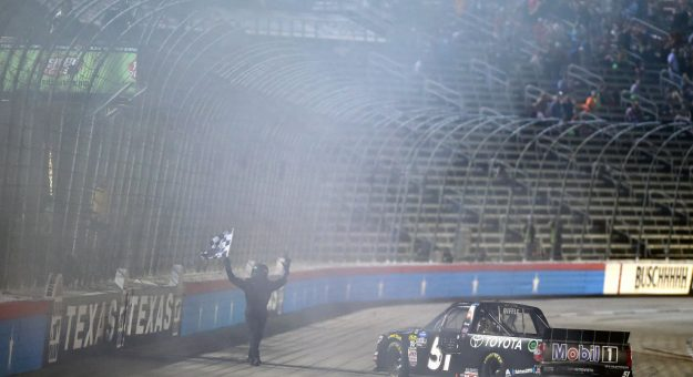 Commander tweet media