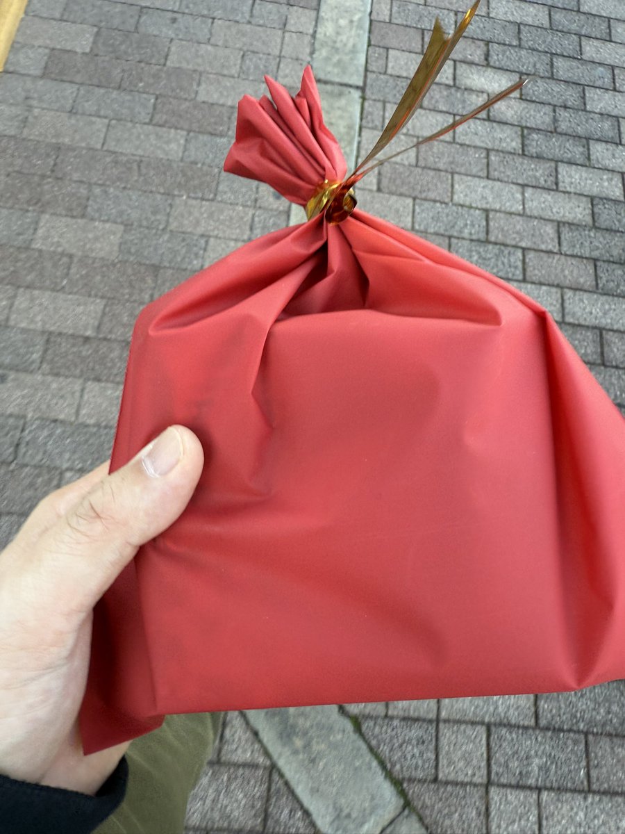 一旦全てお譲り先決定しました。 たまごっち買った。ラッピングまでされた。おじさんはポケカが欲しかった。